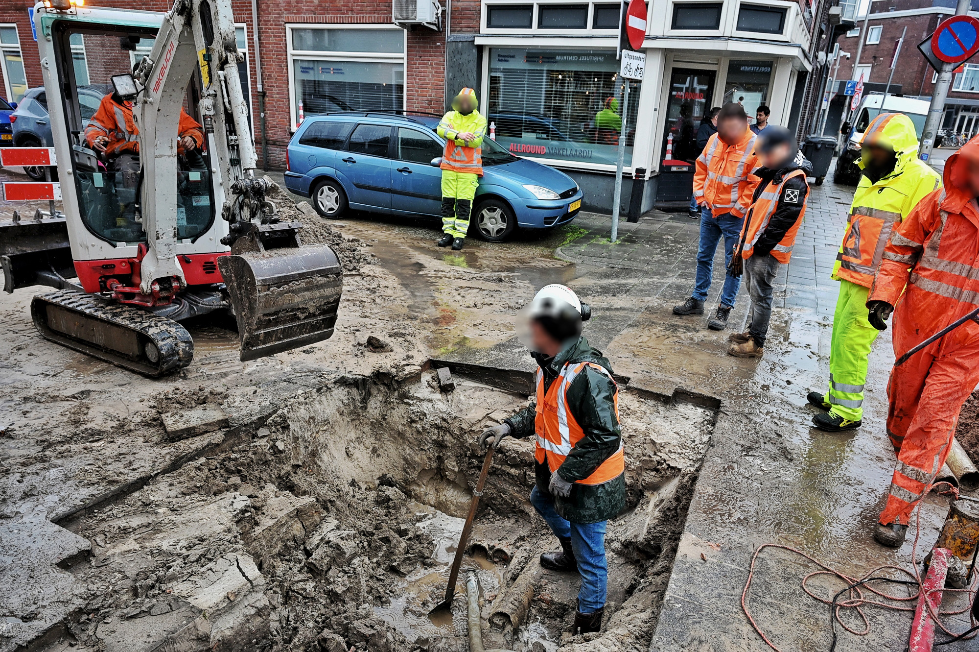 Vrouw met boodschappen valt in sinkhole en gaat kopje onder
