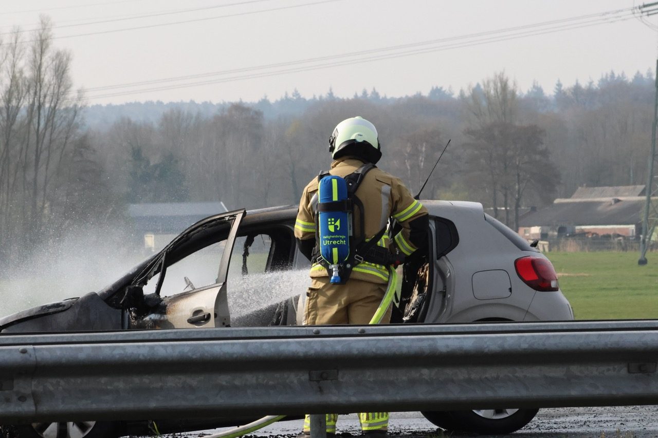Auto vliegt in brand na botsing