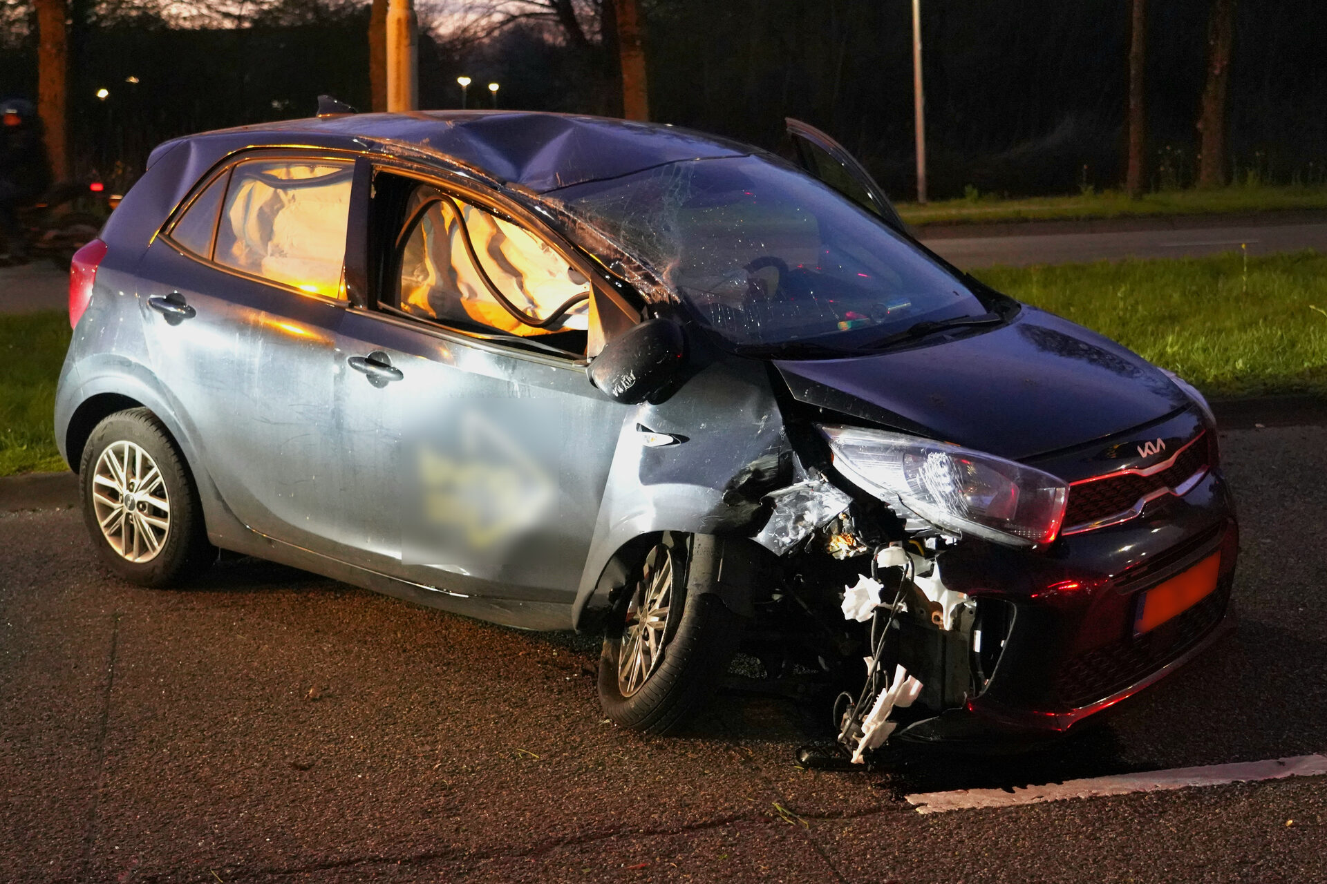 Automobiliste onder invloed slaat over de kop en raakt gewond