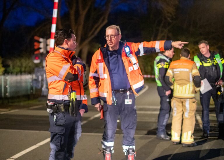 Persoon overleden na aanrijding met trein bij overweg