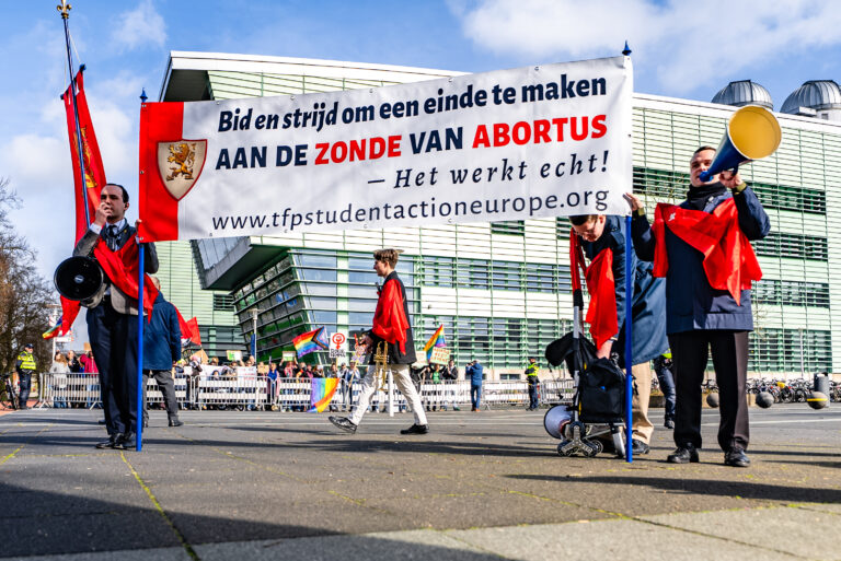 Demonstratie en tegendemonstratie bij universiteit, één aanhouding