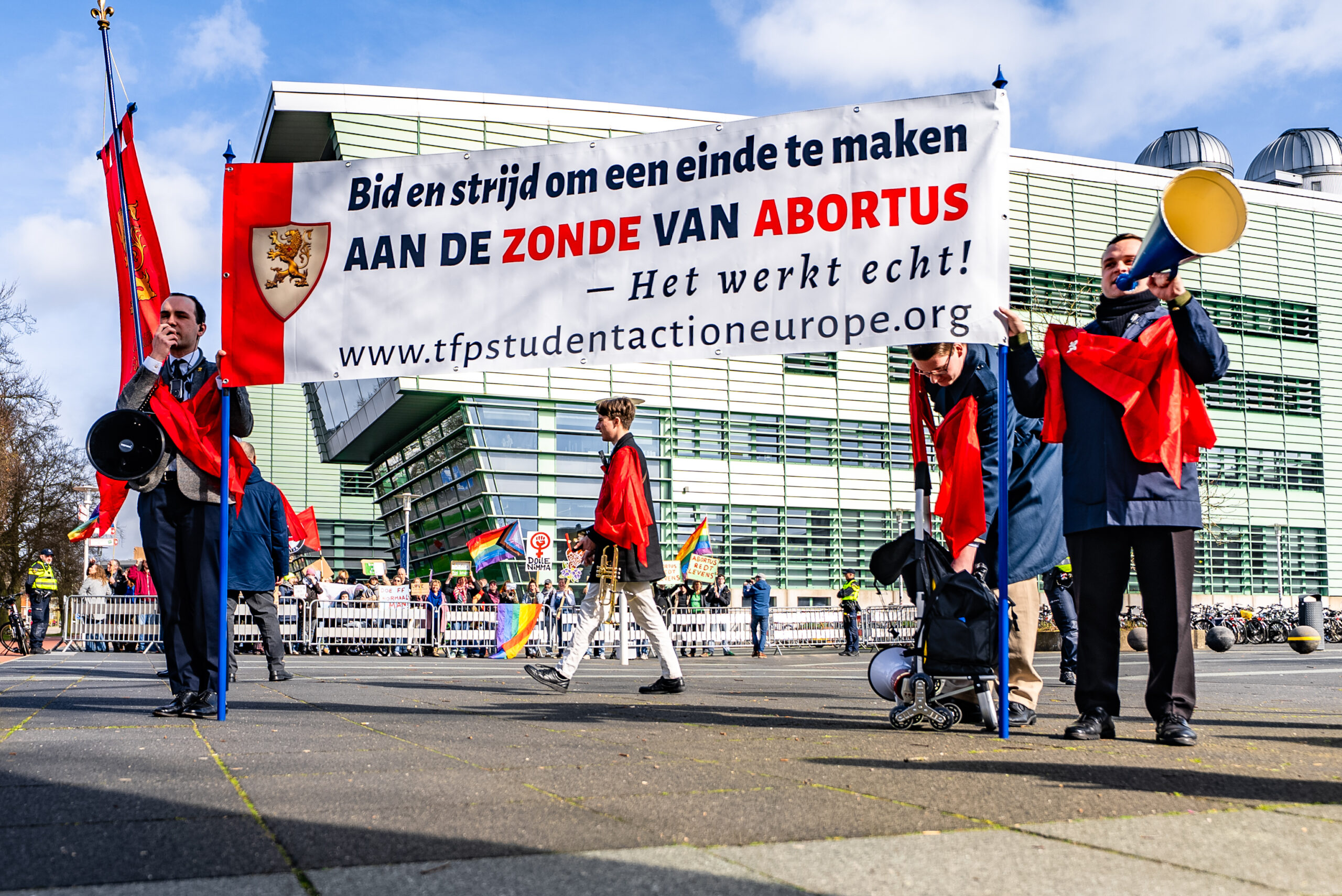 Demonstratie en tegendemonstratie bij universiteit, één aanhouding
