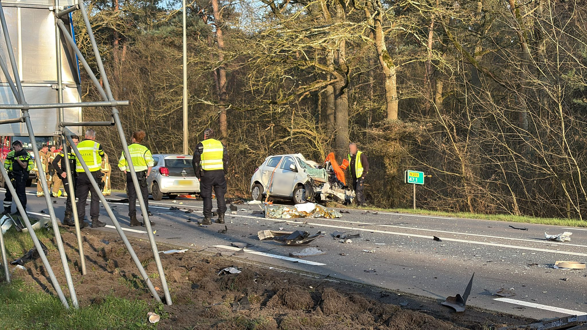 Automobilist overleden bij botsing met vrachtwagen, weg in beide richtingen dicht