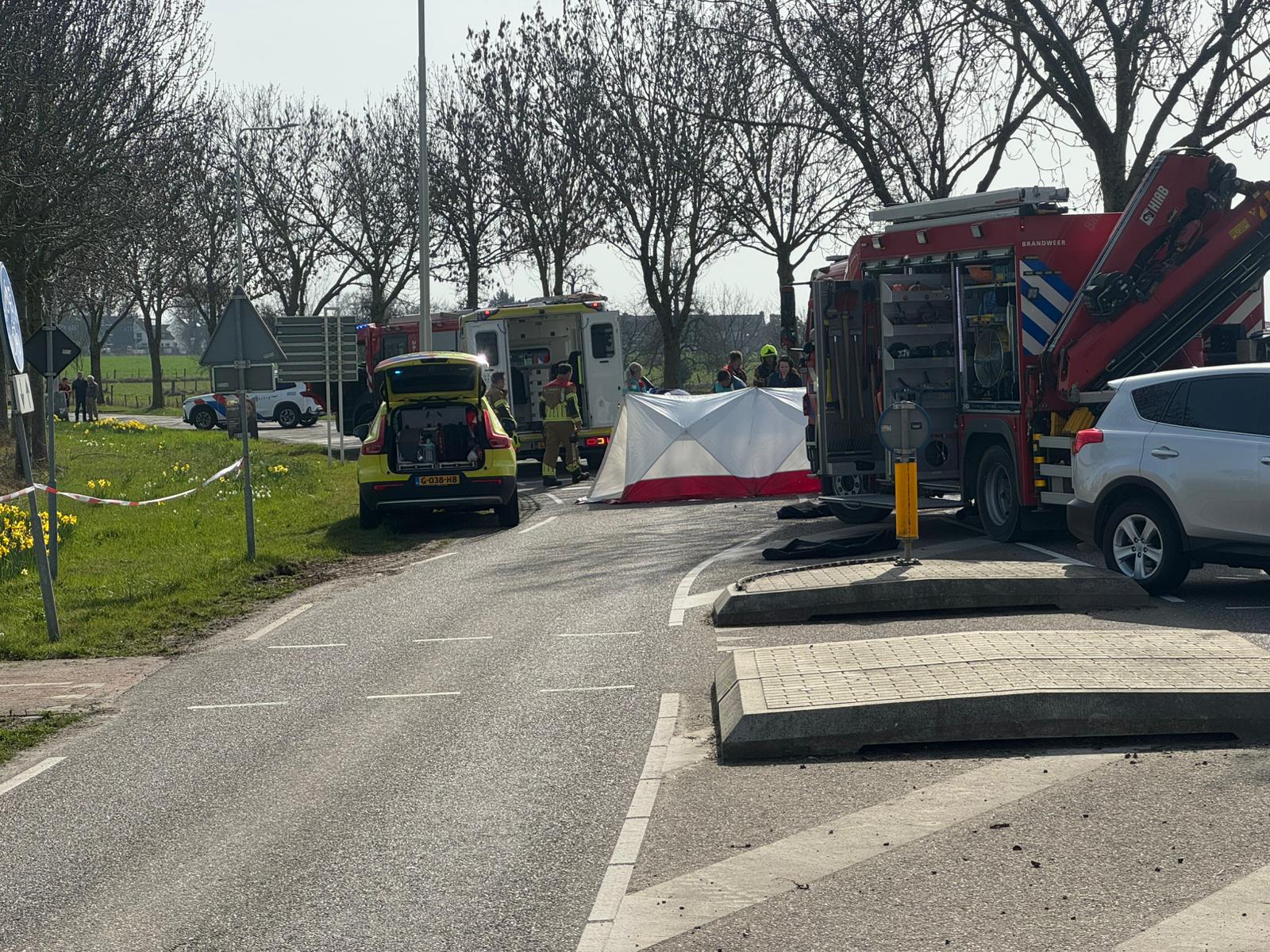 Bestuurder ernstig gewond na botsing met boom