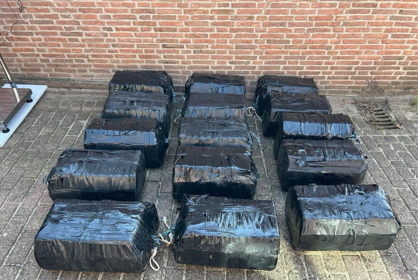 Vijf mannen op heterdaad betrapt bij droppen van cocaïne op zee