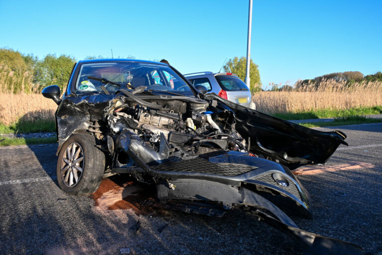 Twee auto’s frontaal op elkaar gebotst