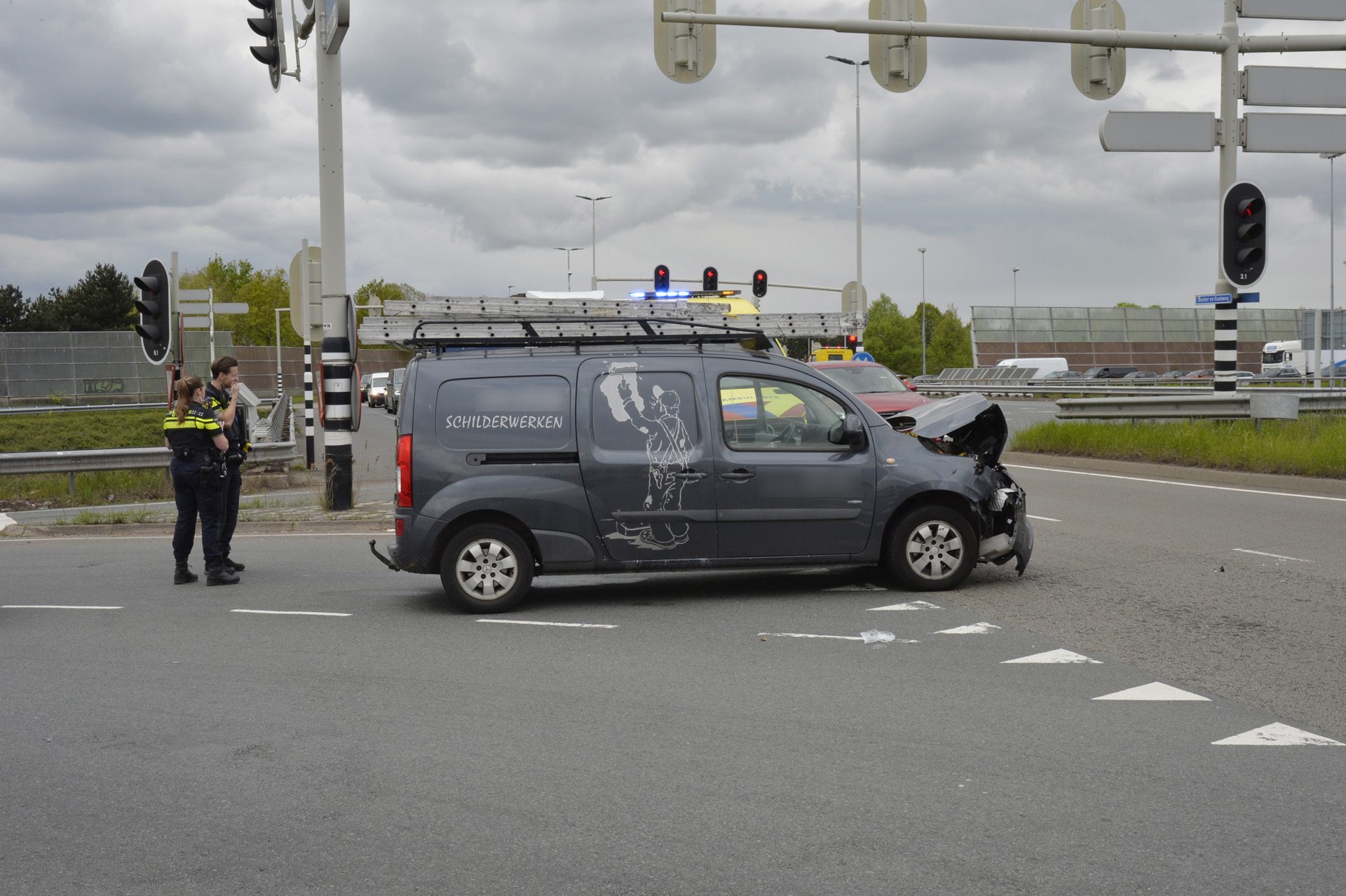 Automobilist botst tegen vangrail op afrit van snelweg