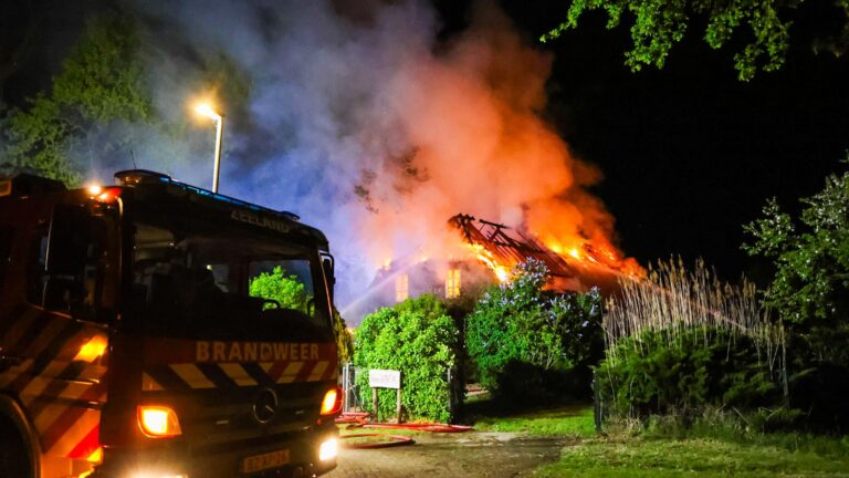 Uitslaande brand verwoest woonboerderij met rieten kap