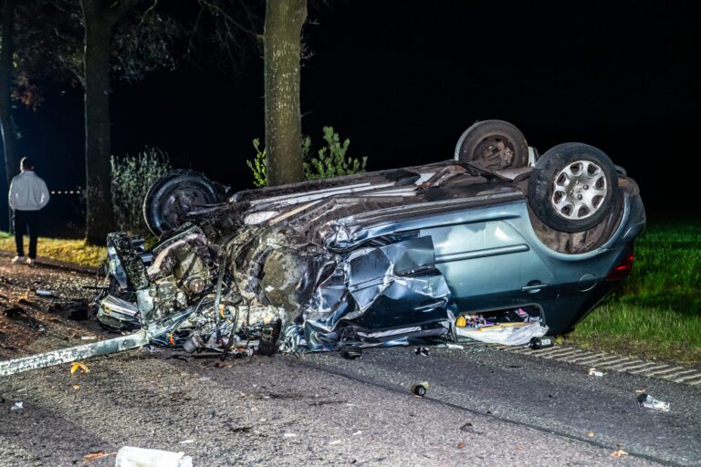 Auto crasht tegen boom en vliegt over de kop