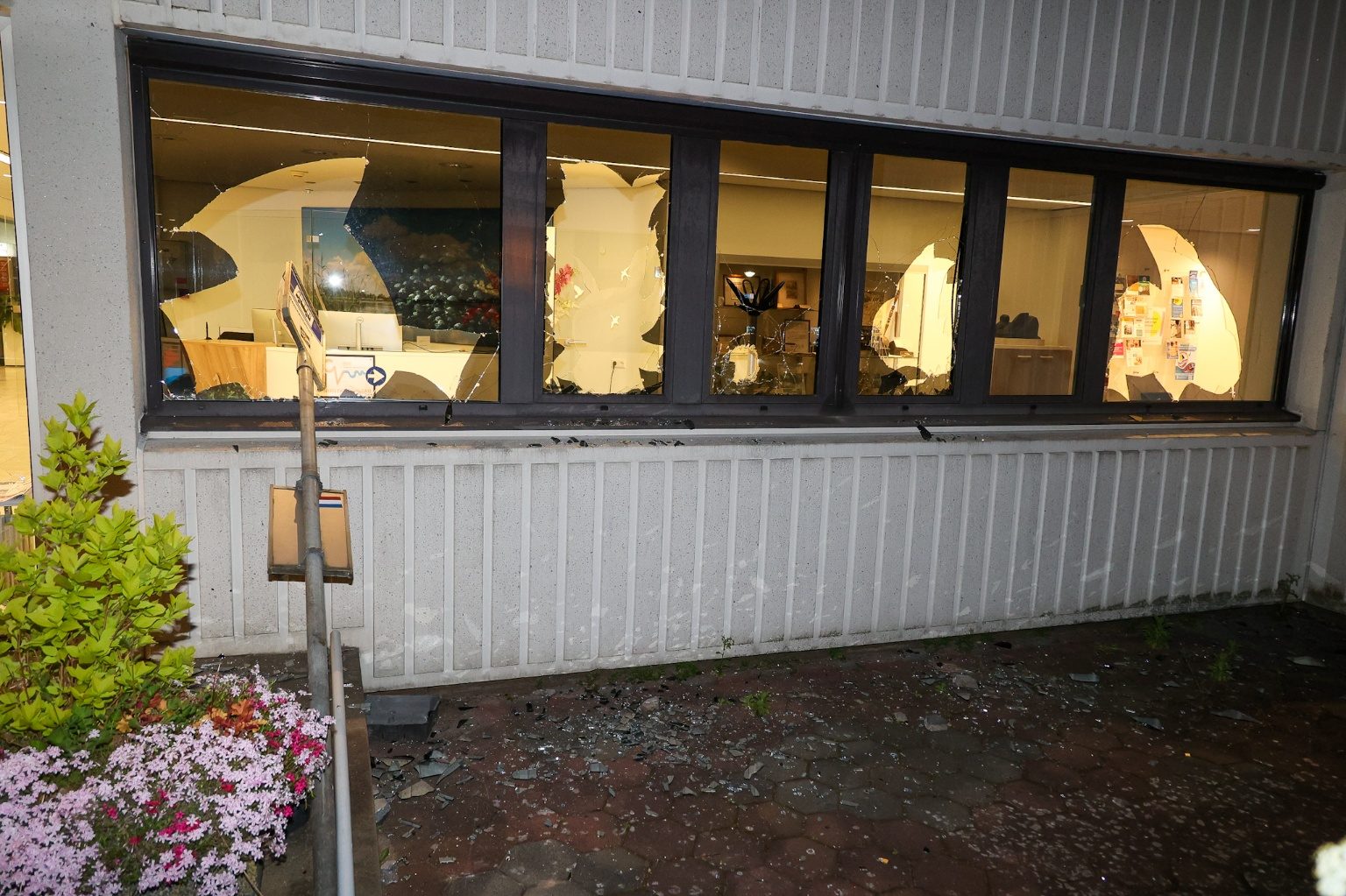 Ruiten ingegooid bij gemeentehuis Loosdrecht waar asielopvang komt