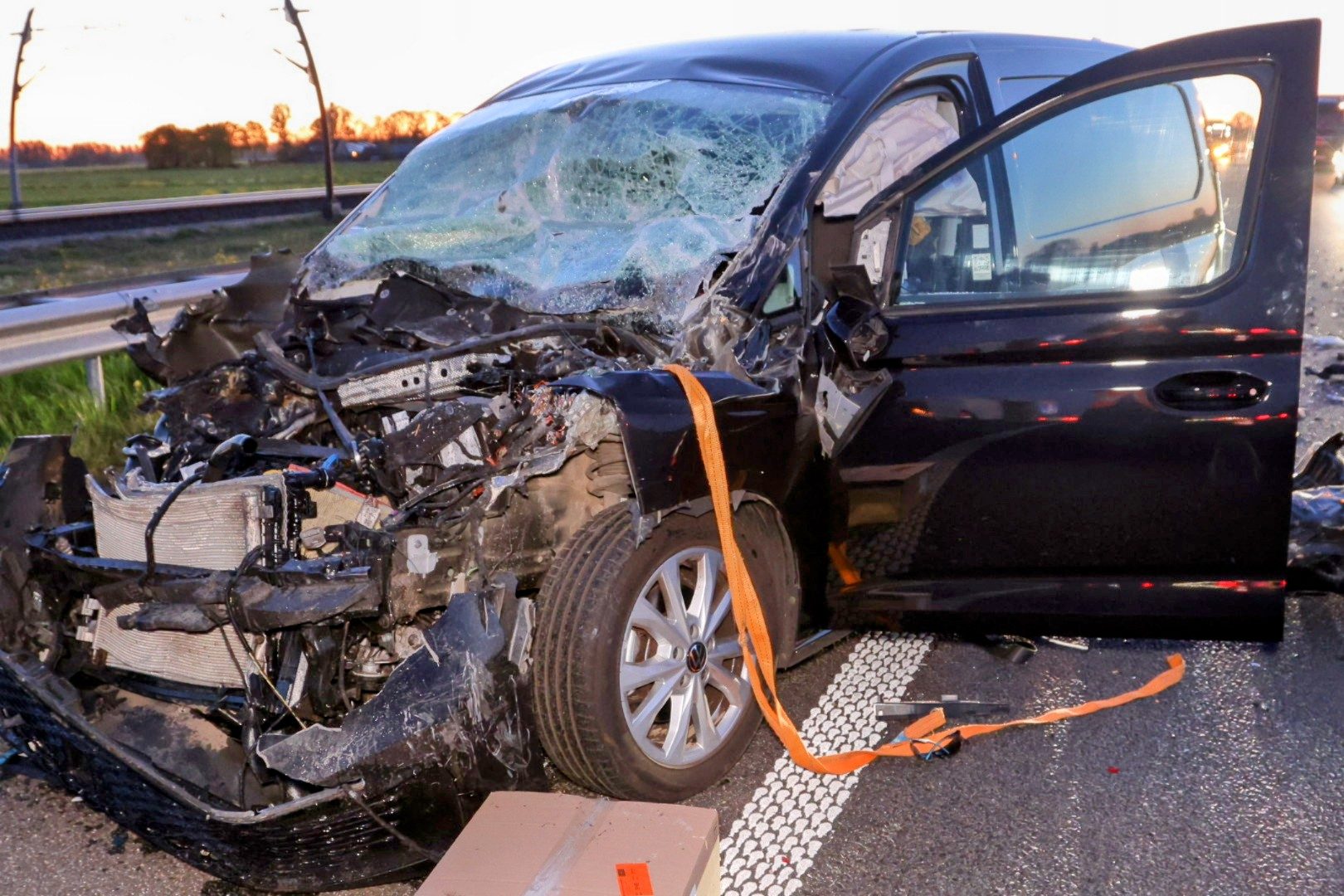 Ravage op snelweg na botsing tussen auto en bakwagen