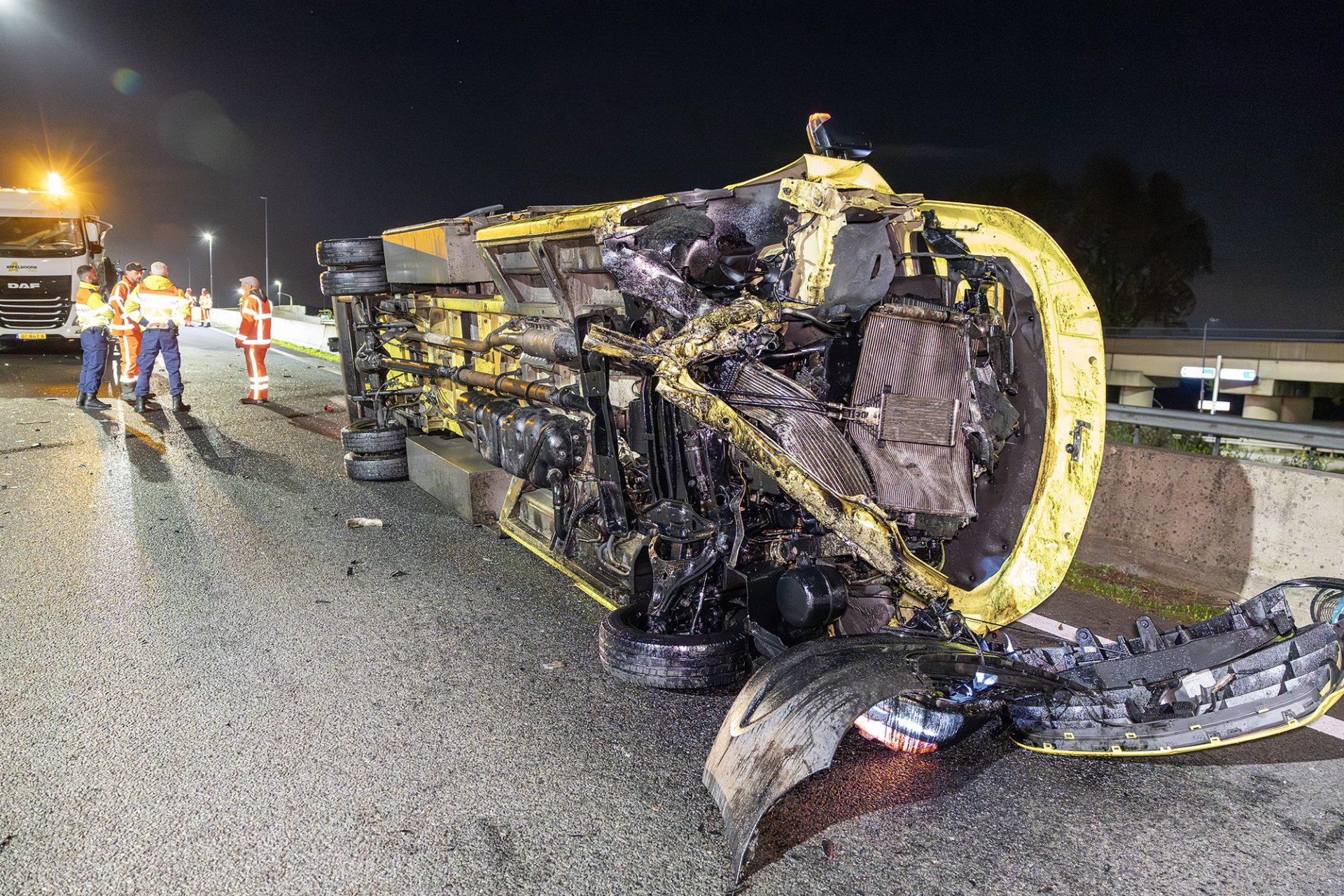 Bizar ongeval: Werkbus botst op vrachtwagen op afgesloten snelweg