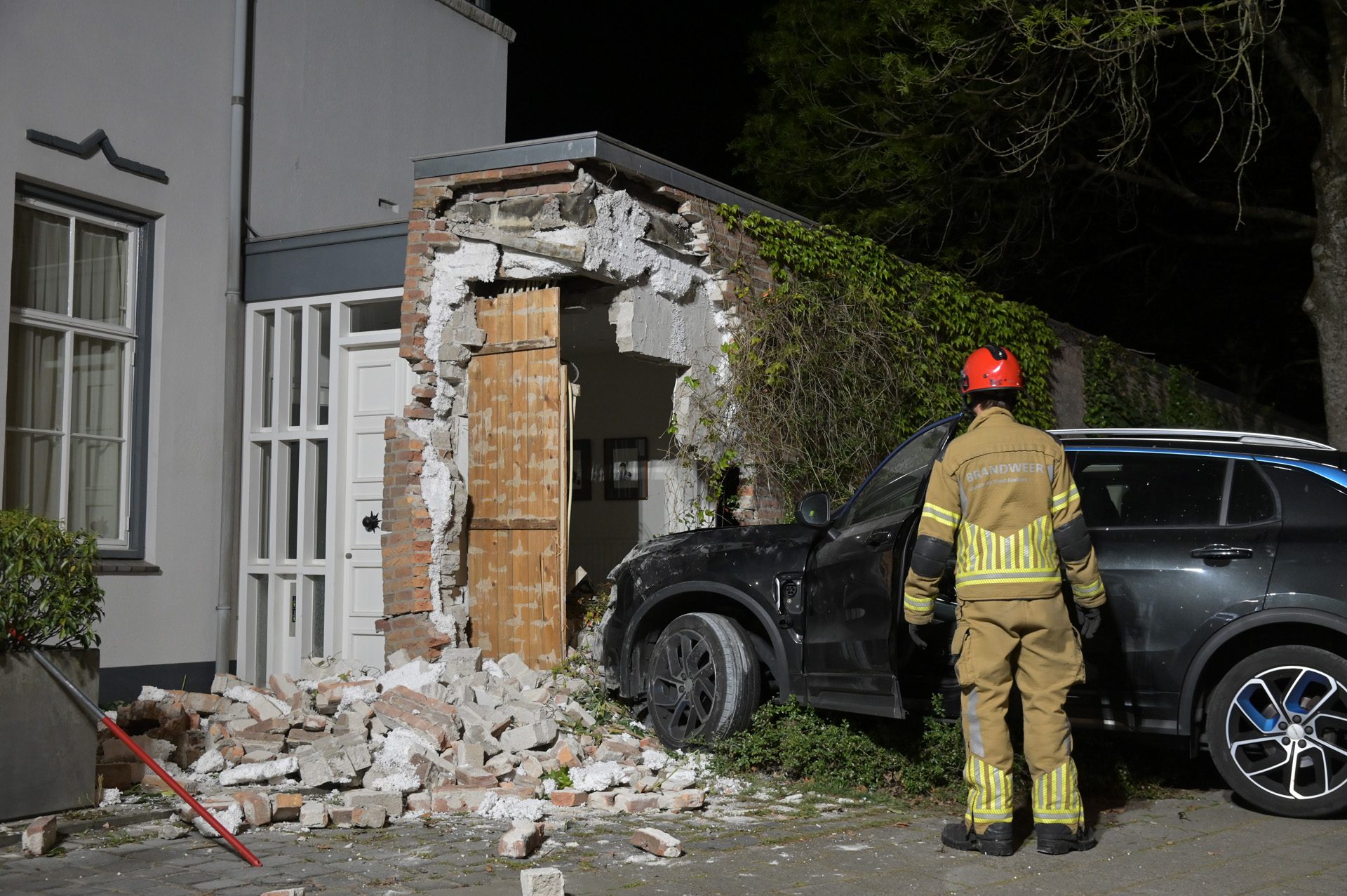 Automobilist rijdt woning binnen, bestuurder aangehouden