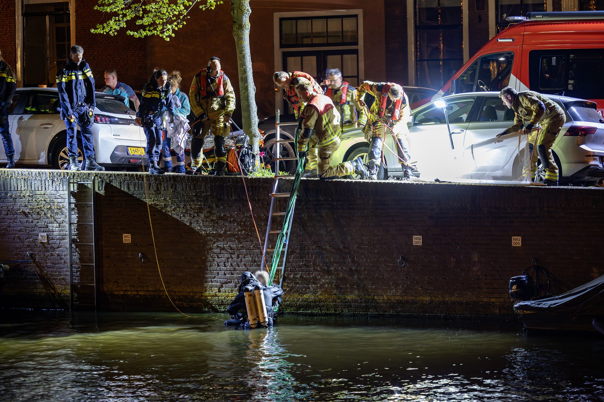 Brandweerduiker redt man uit water