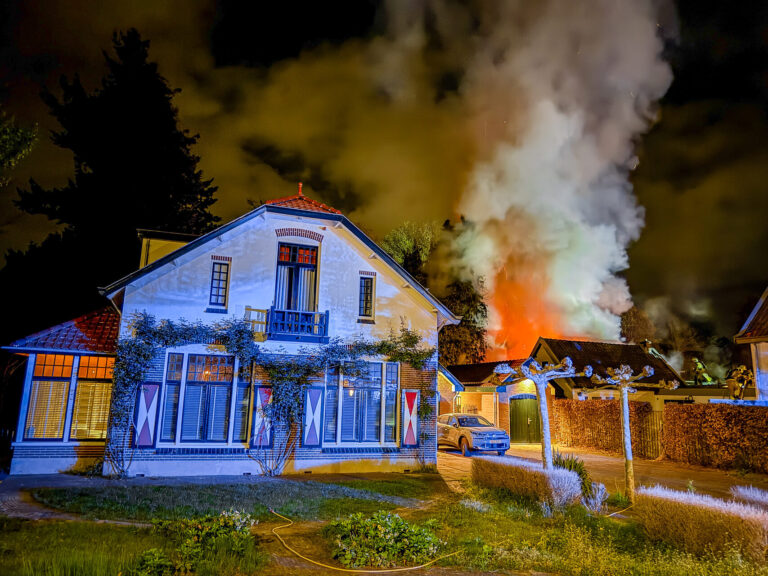 Grote brand verwoest opslagloods en bergingen