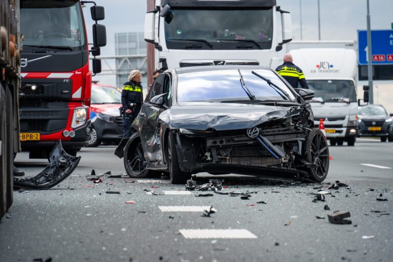 Drie zwaargewonden bij aanrijding op snelweg