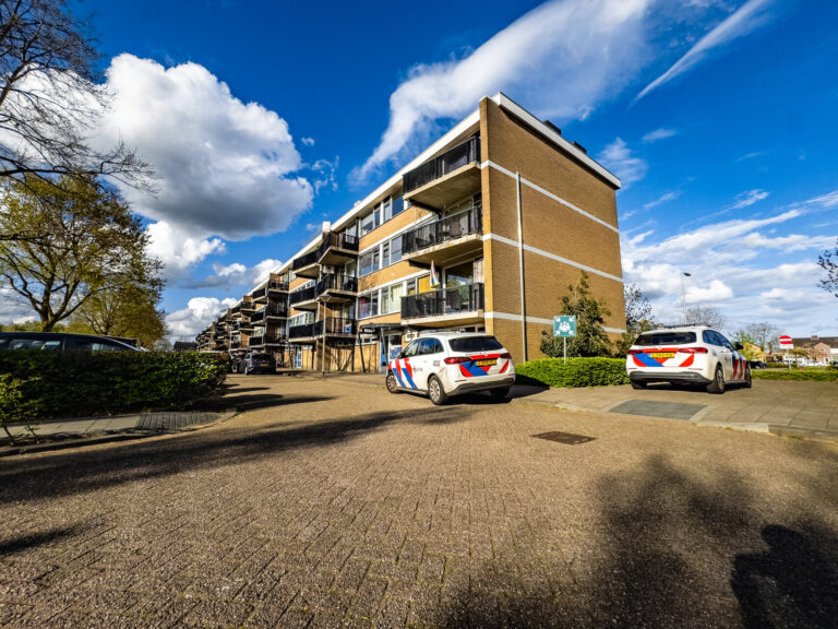 Dode in woning, baby vervoerd naar het ziekenhuis