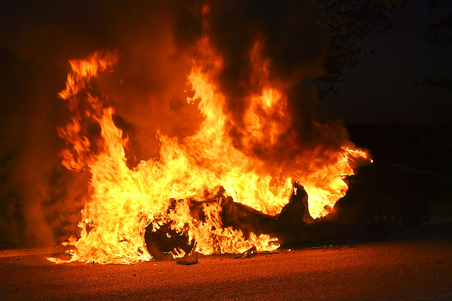 Auto brandt volledig uit tijdens het rijden
