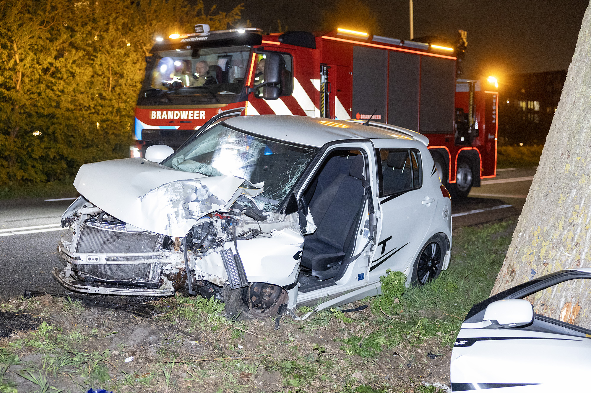 Auto botst tegen boom, bestuurder gewond
