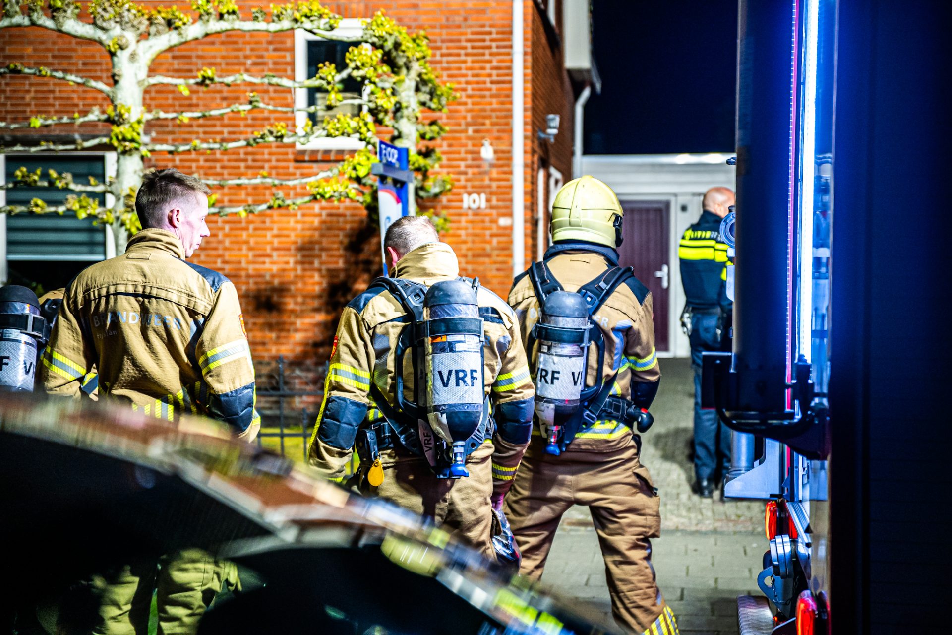 Bewoners ontdekken rook in slaapkamer en slaan alarm