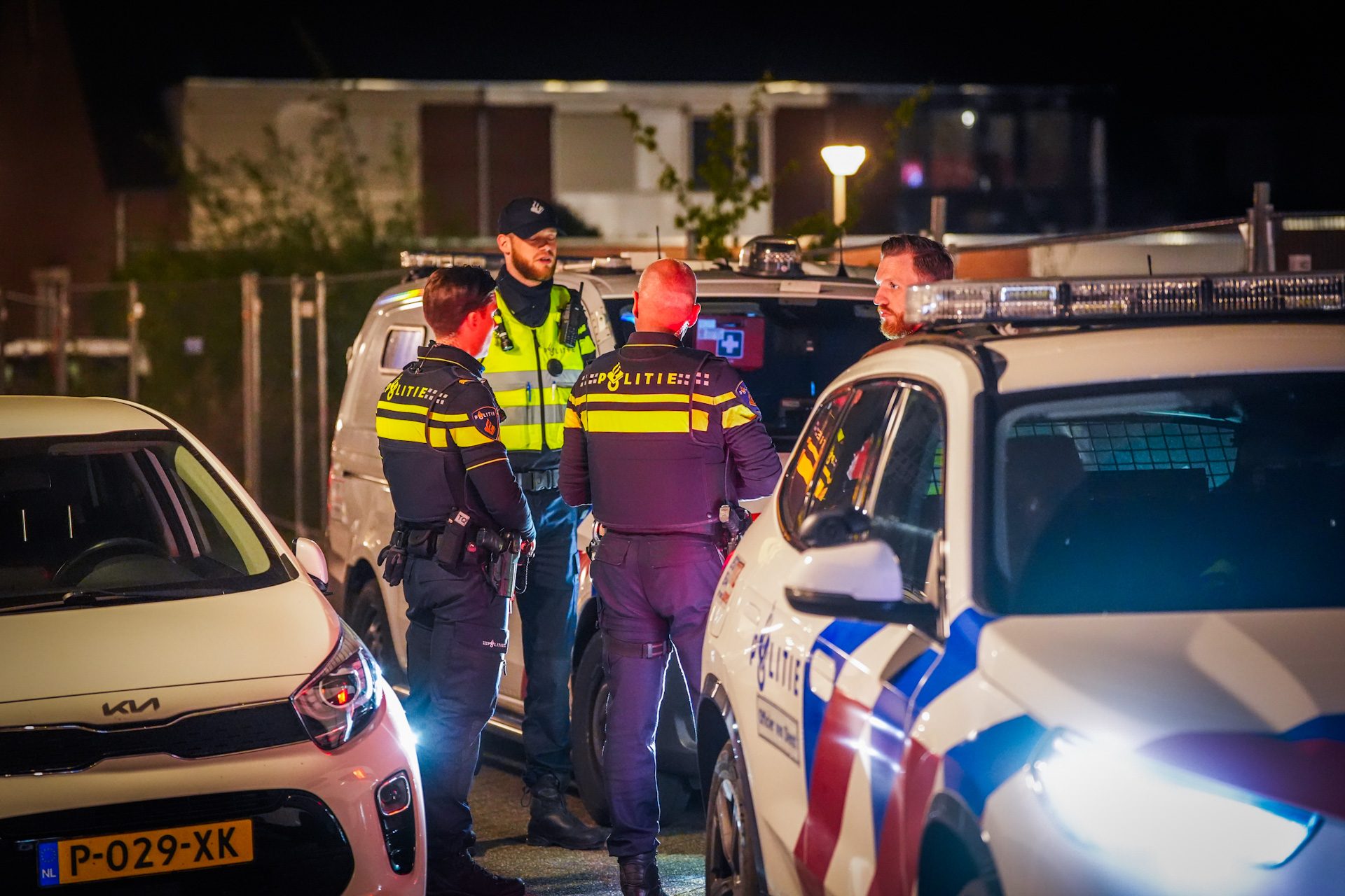 Gewonde bij steekpartij, politie doorzoekt braakliggend terrein