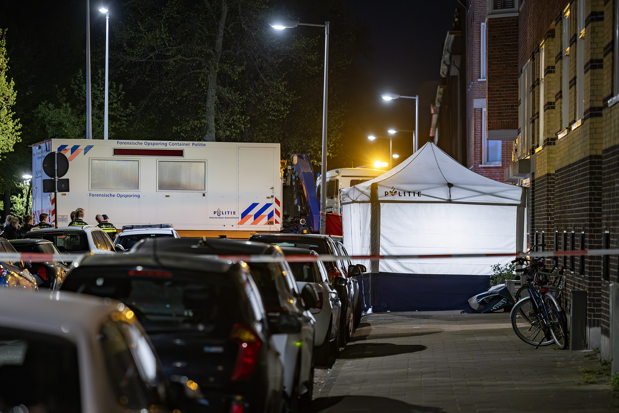 Man doodgestoken op straat, dader gevlucht