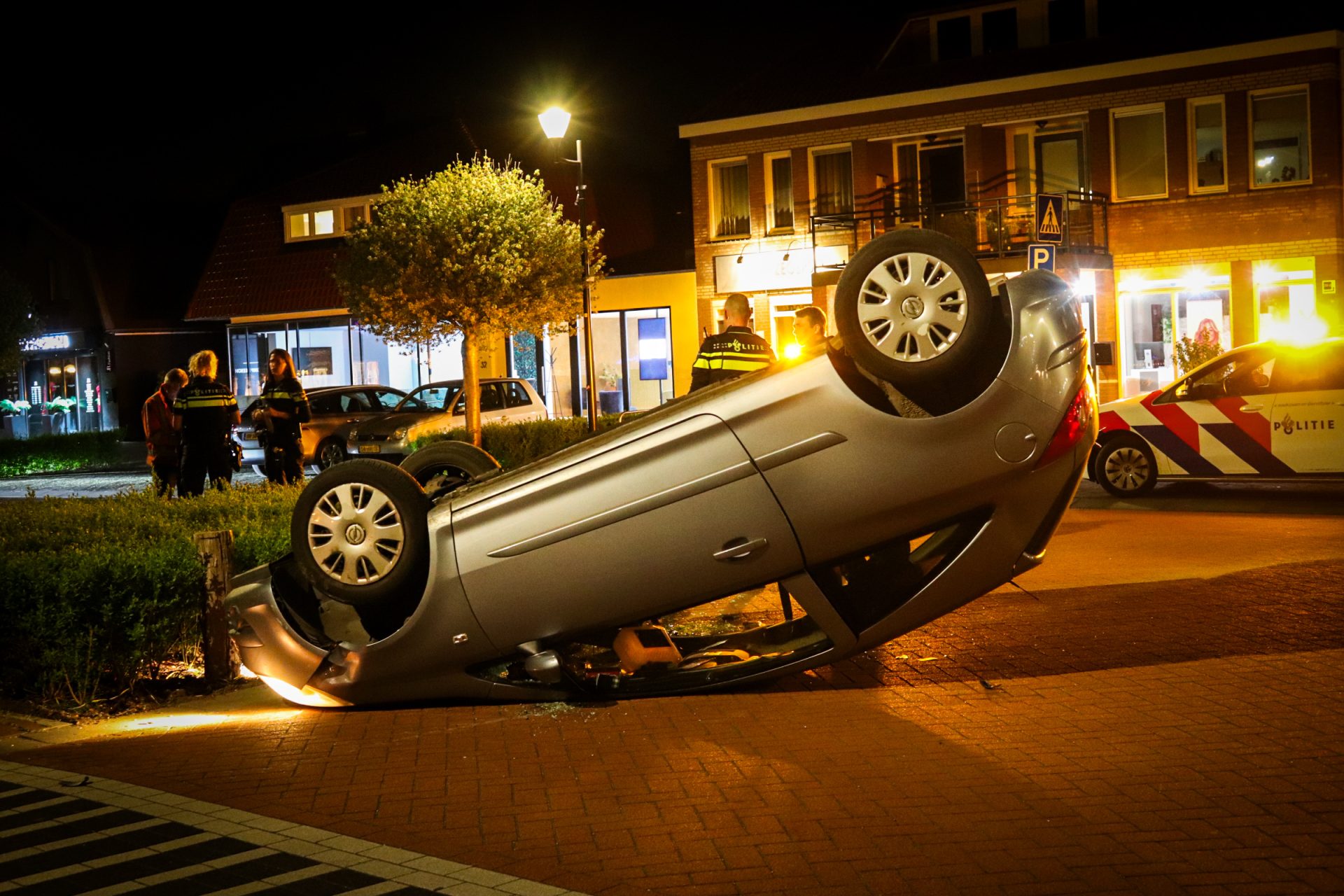 Auto over de kop, rijbewijs van bestuurder ingenomen