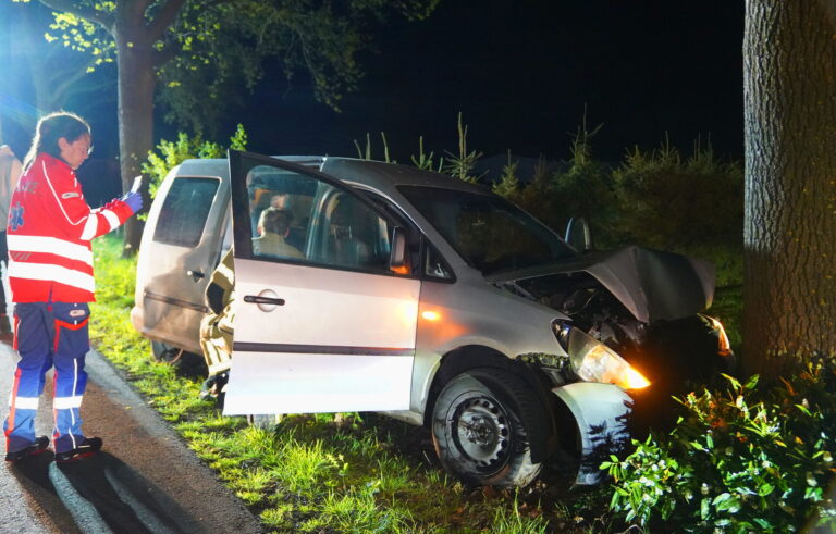 Twee gewonden na botsing auto tegen boom, inzittenden deels verdwenen