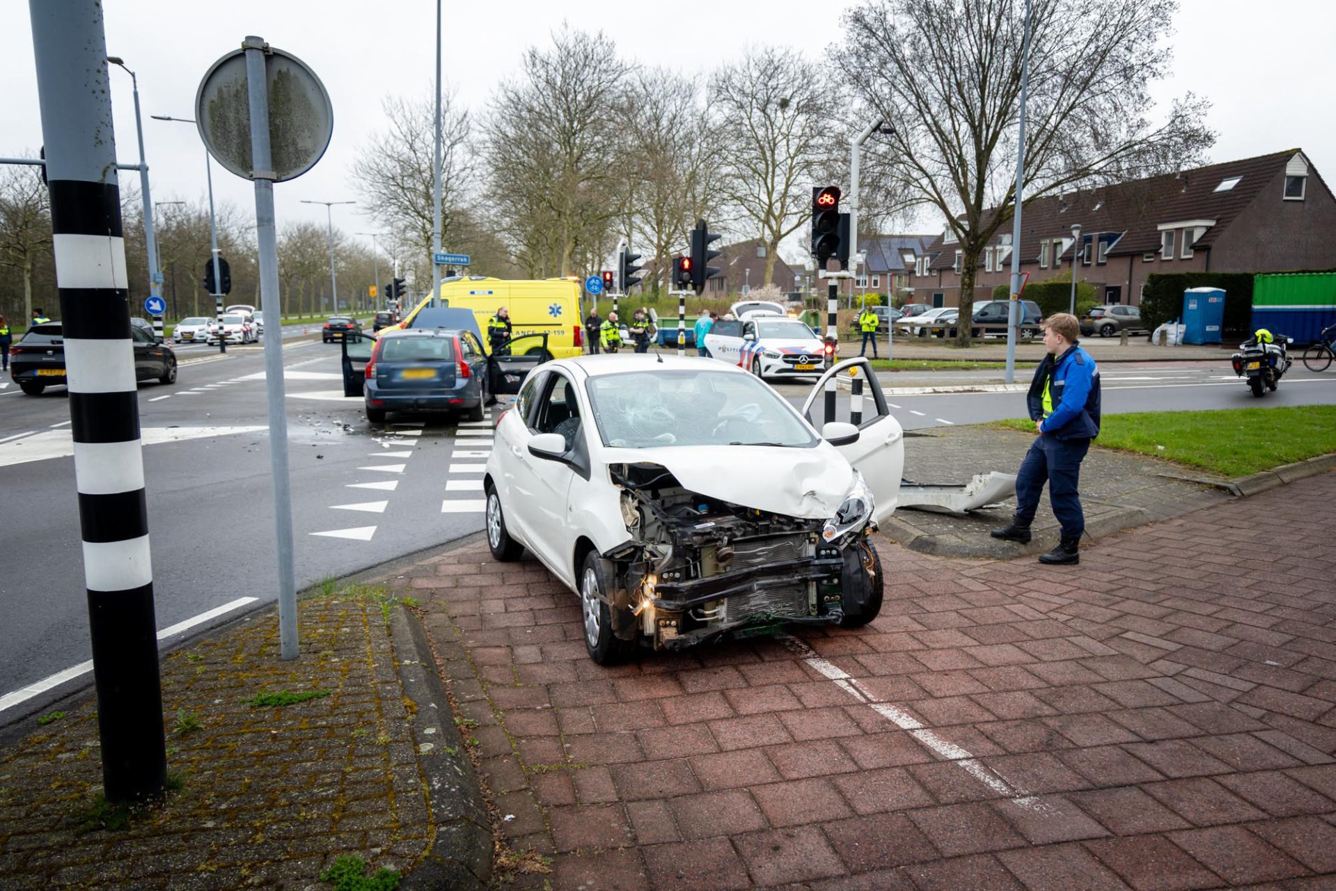 Drie gewonden bij aanrijding tussen twee auto’s