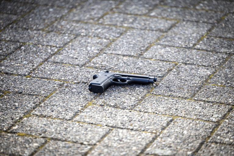 Twee verdachten vluchten na overval op tabakszaak, vuurwapen gevonden
