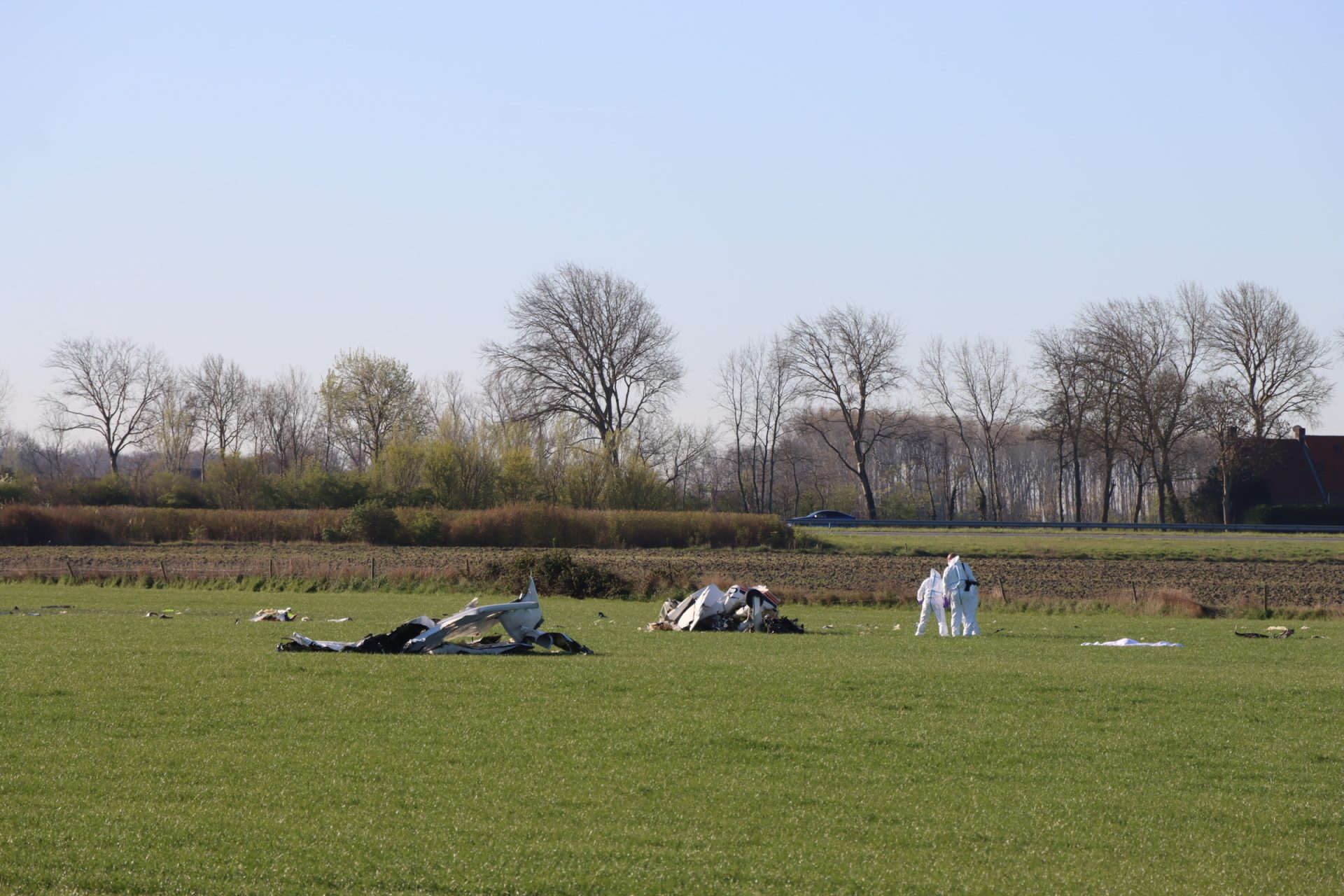 Sportvliegtuig neergestort naast snelweg