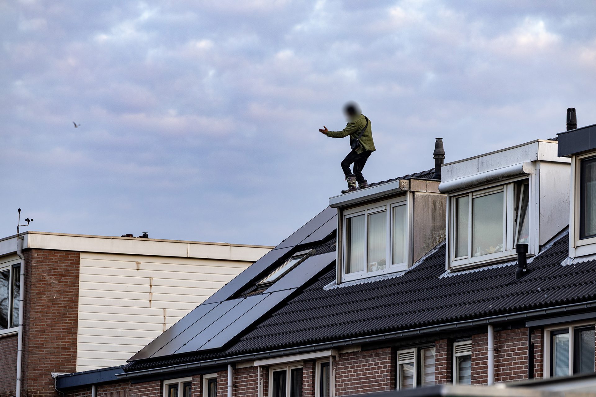 Man klimt dak op na inbraak en gooit dakpannen naar politie