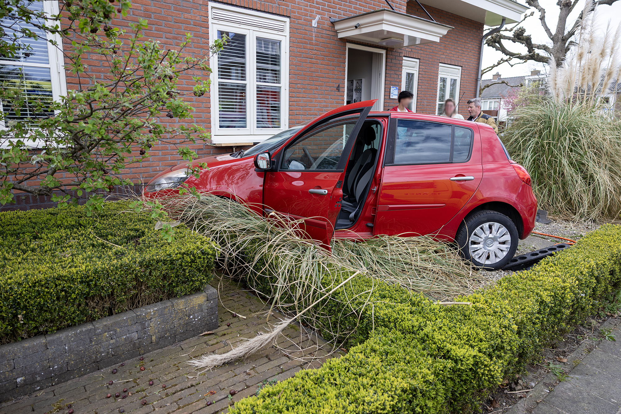 Auto raakt van de weg en botst tegen huis