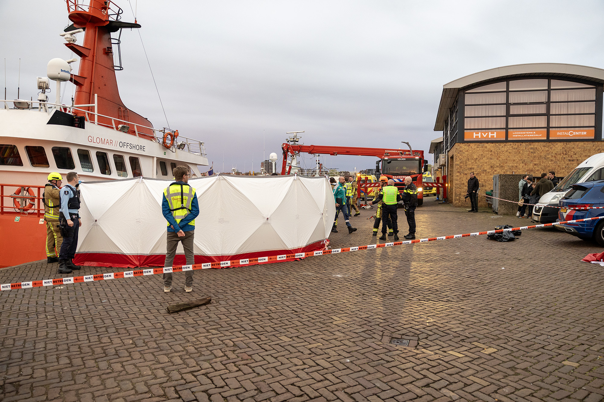 Man uit water gehaald bij Trawlerkade in IJmuiden slachtoffer met spoed naar ziekenhuis - 112 Nederland