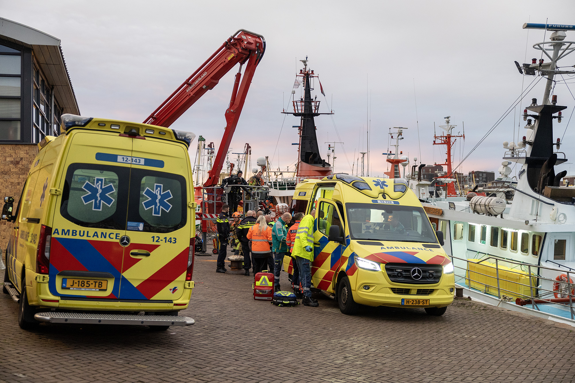 Man uit water gehaald bij Trawlerkade in IJmuiden slachtoffer met spoed naar ziekenhuis - 112 Nederland