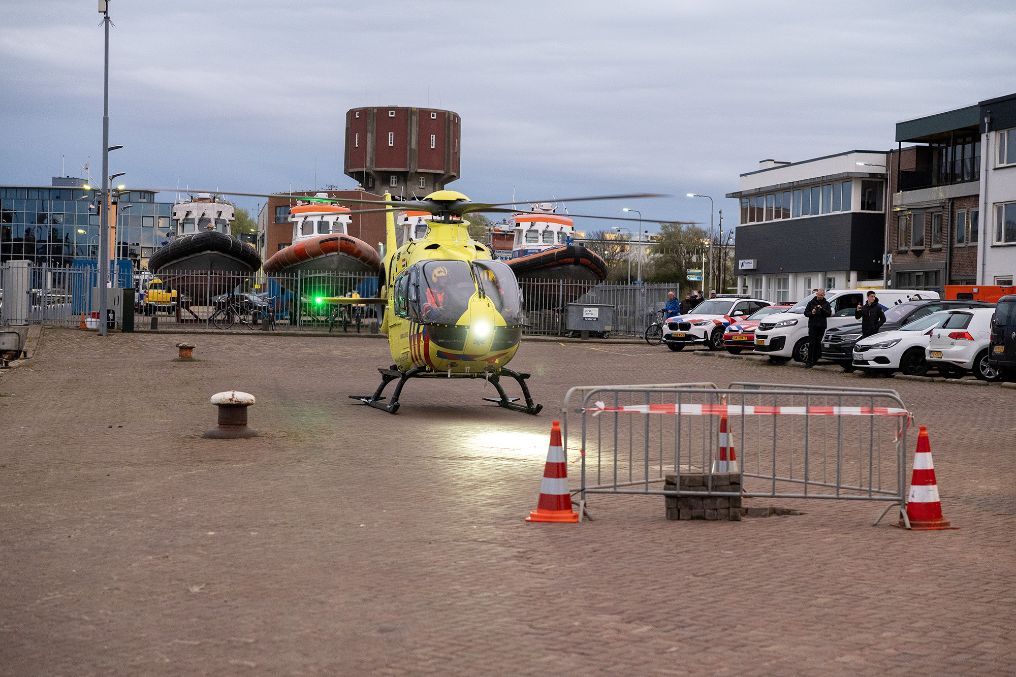 Man uit water gehaald bij Trawlerkade in IJmuiden slachtoffer met spoed naar ziekenhuis - 112 Nederland