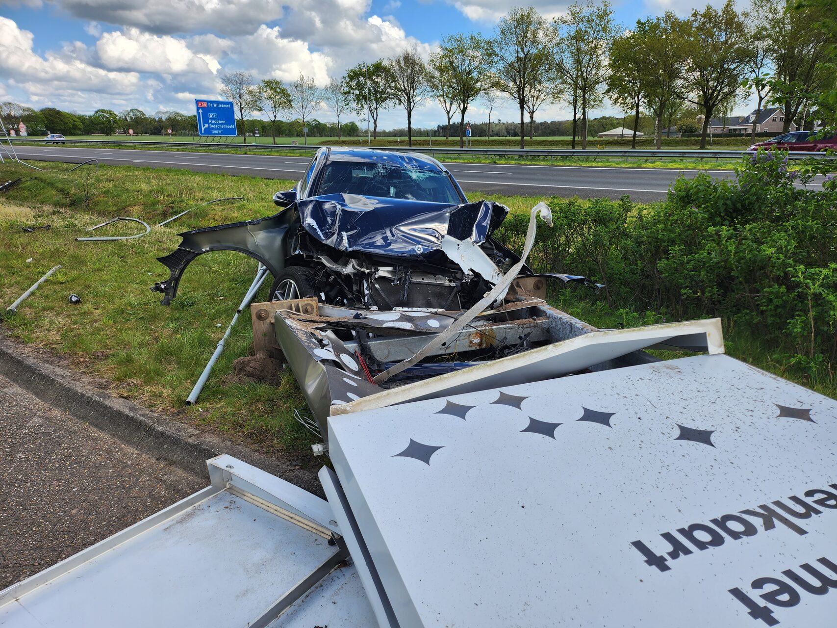 Bestuurster gewond nadat auto meerdere borden langs snelweg ramt