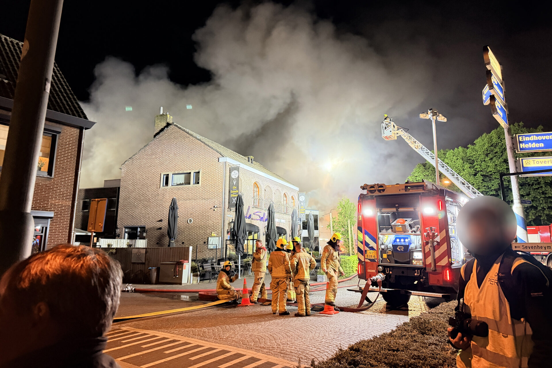 Grote inzet bij brand in winkelpand