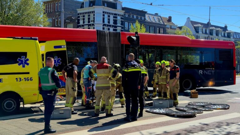 Lijnbus schept voetganger op zebrapad