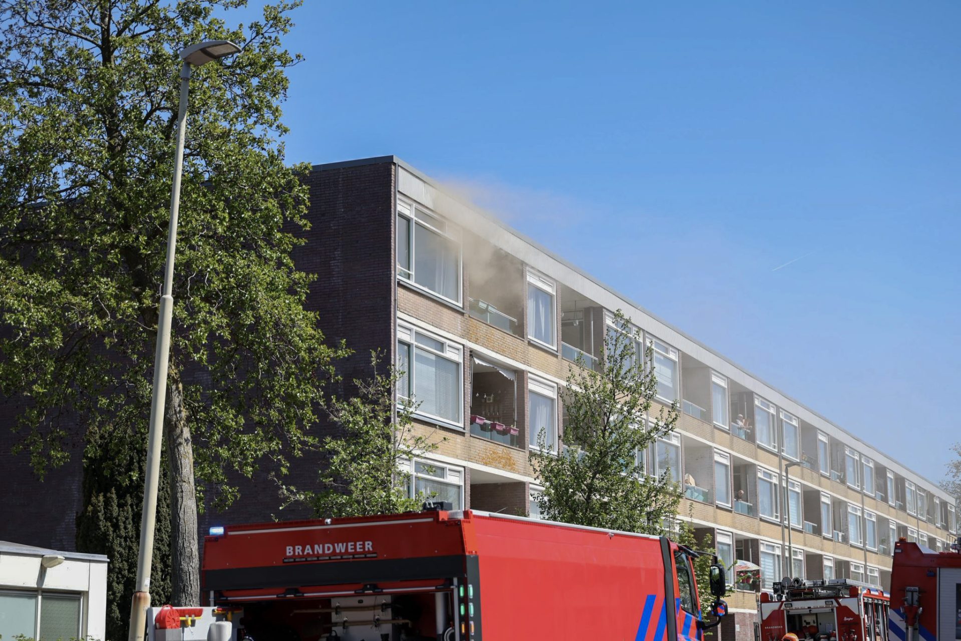 Brand in woningcomplex: Brandweer schaalt op naar ‘grote brand’