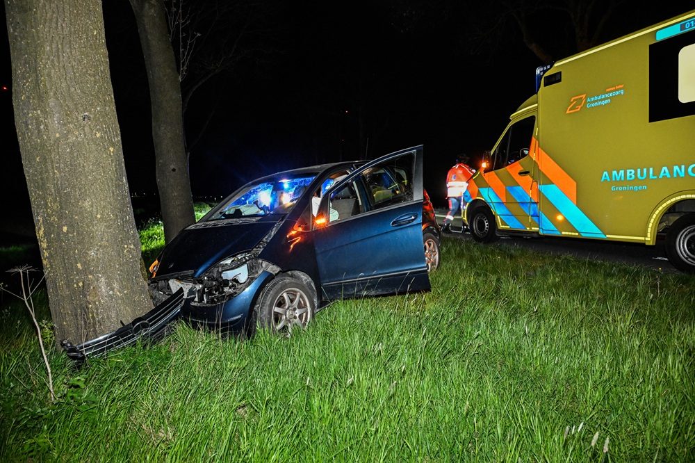 Automobilist verliest macht over het stuur en botst tegen boom