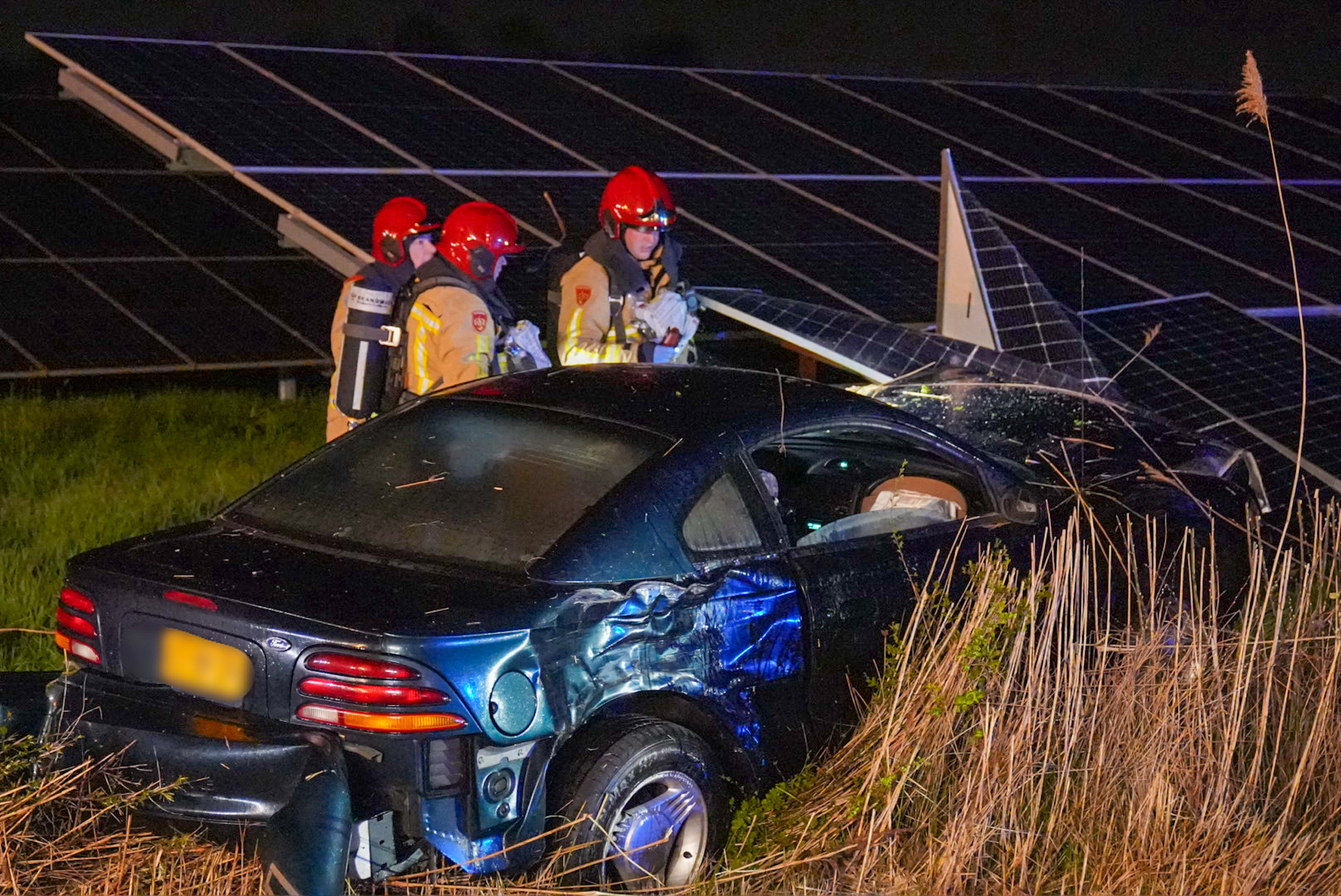 Auto crasht tegen zonnepanelen na ongeval met taxibus