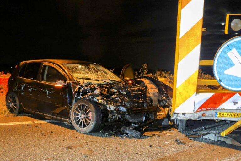 Grote ravage na botsing tegen pijlwagen, bestuurder gewond