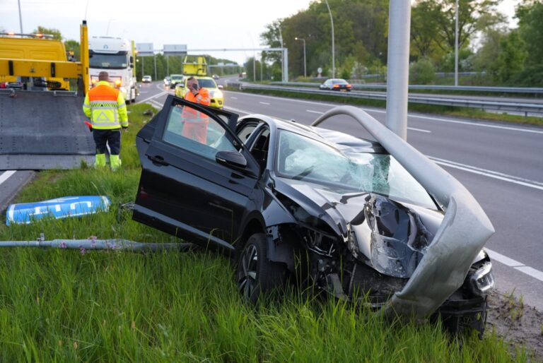 Automobilist verliest macht over stuur en ramt lantaarnpaal