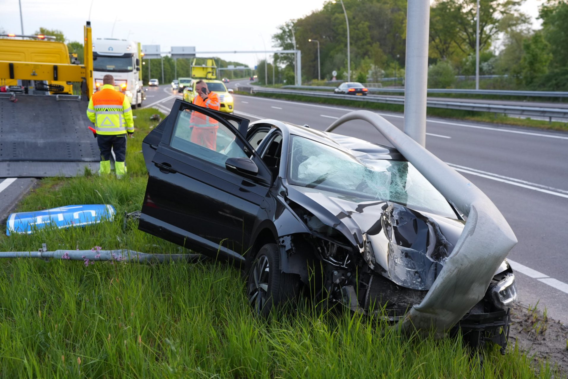 Automobilist verliest macht over stuur en ramt lantaarnpaal