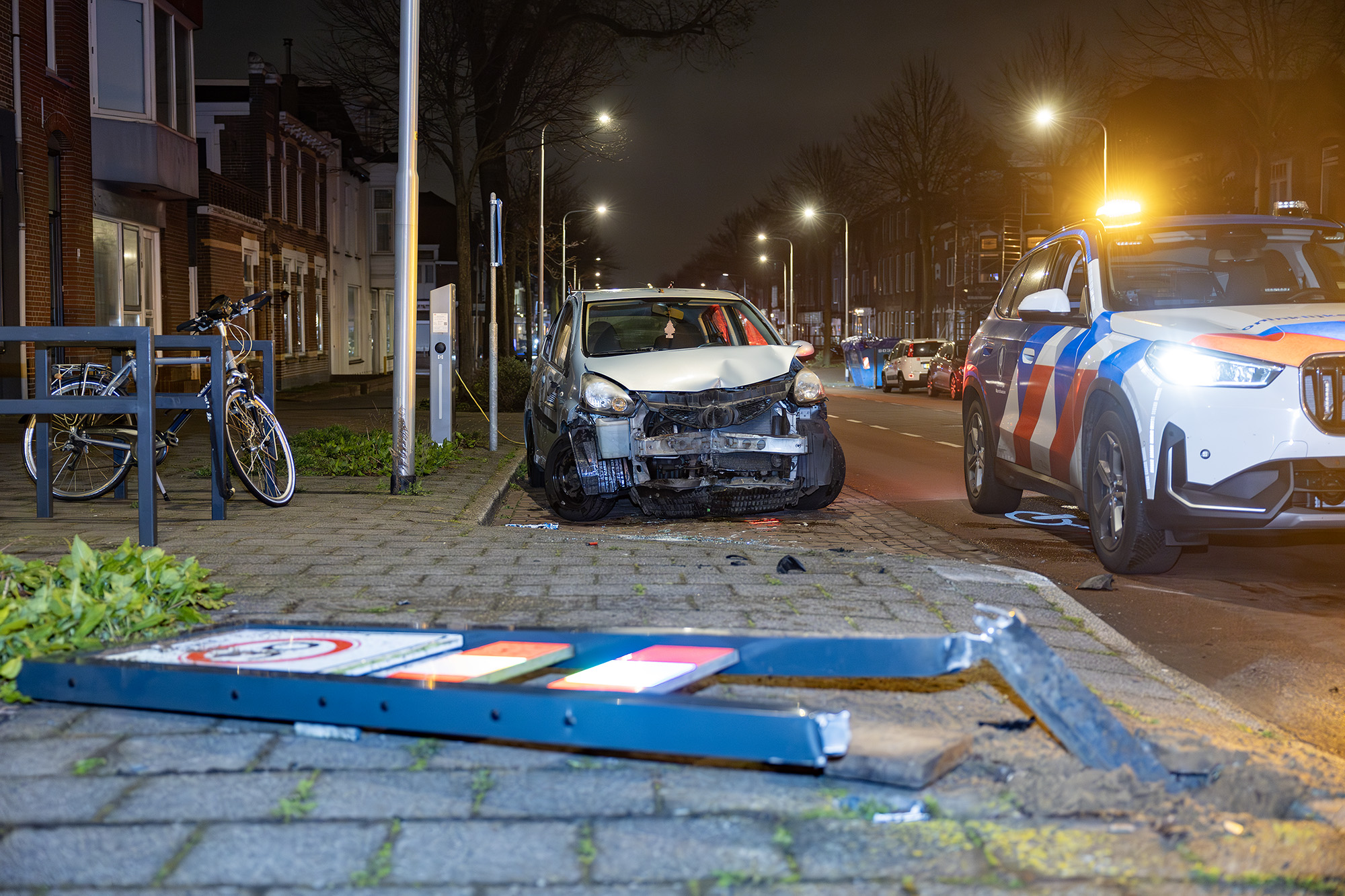 Auto ramt verkeersbord, inzittenden vluchten te voet