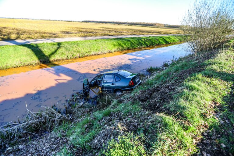 Verdachten onder dreiging van stroomstootwapen aangehouden na crash in kanaal