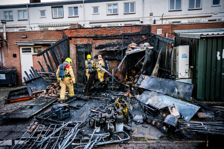 Opslaghok afgebrand door onkruidbrander, winkelgevel beschadigd