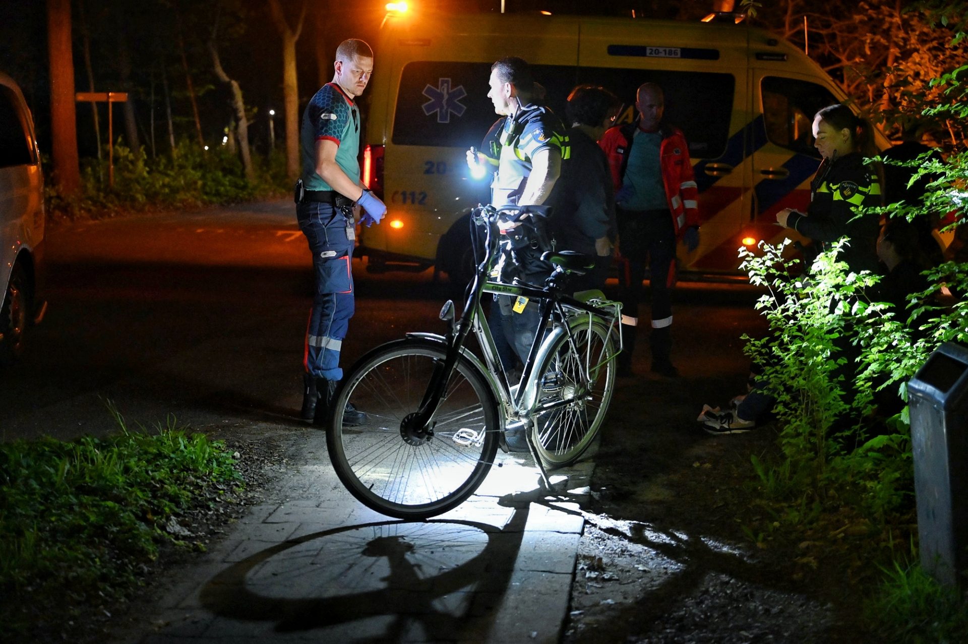 Fietser aangereden, veroorzaker rijdt door