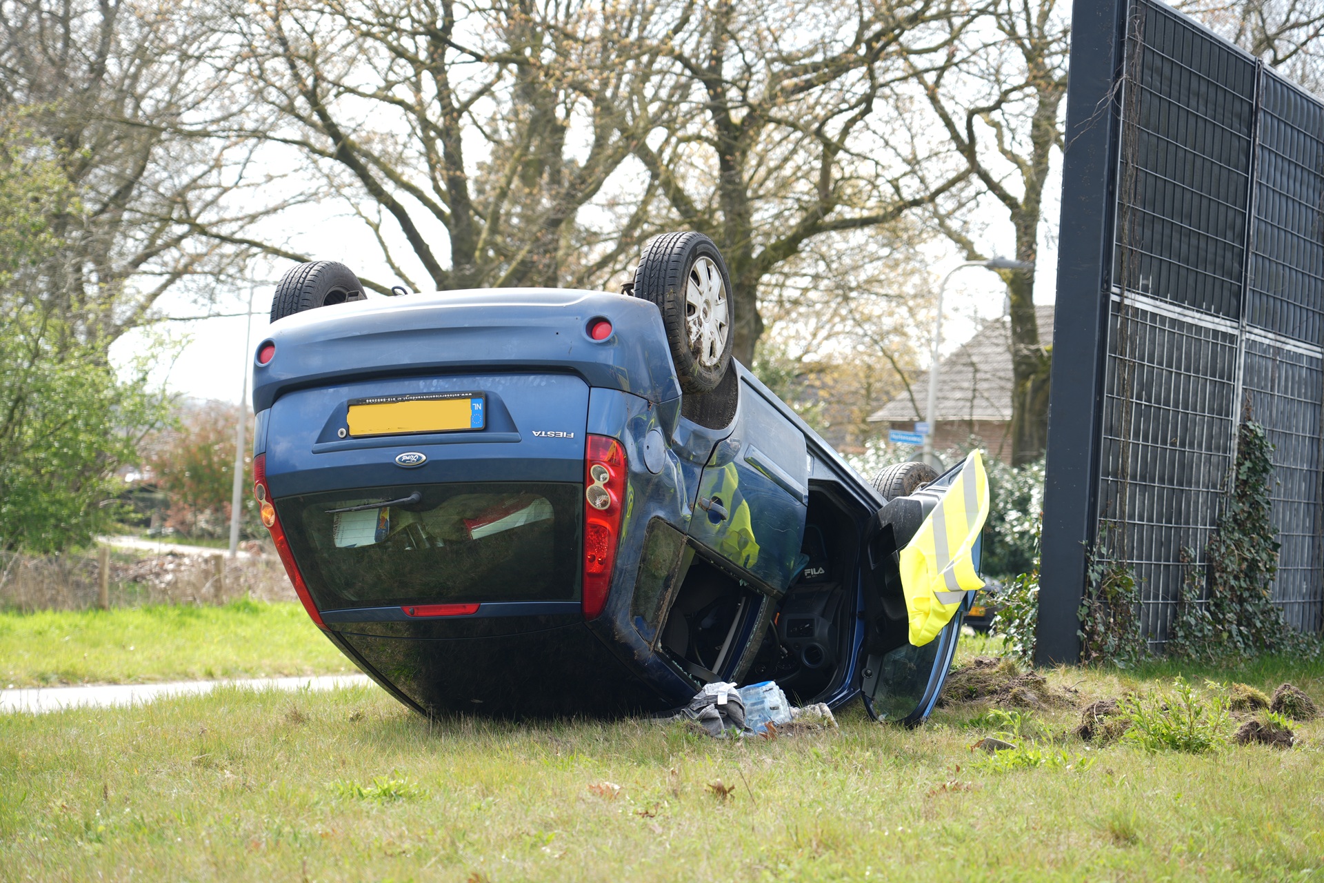 Automobilist gewond na crash waarbij auto over de kop slaat